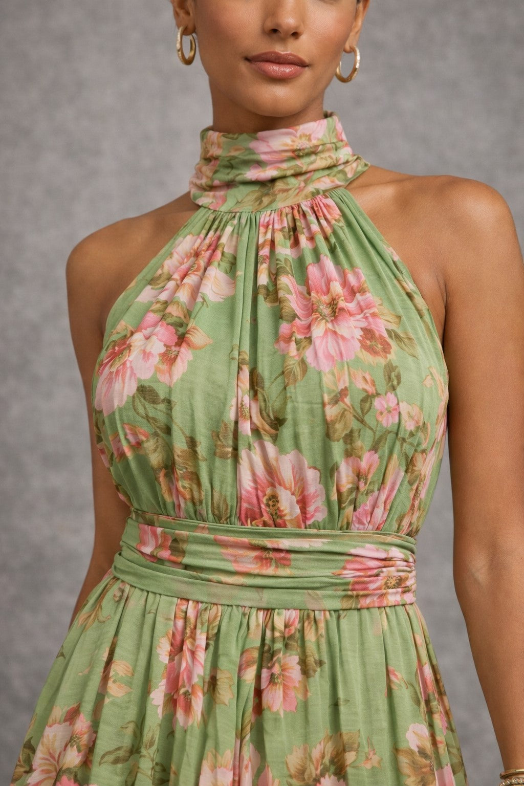 Flor | Vestido largo verde con estampado floral de gasa y cuello halter
