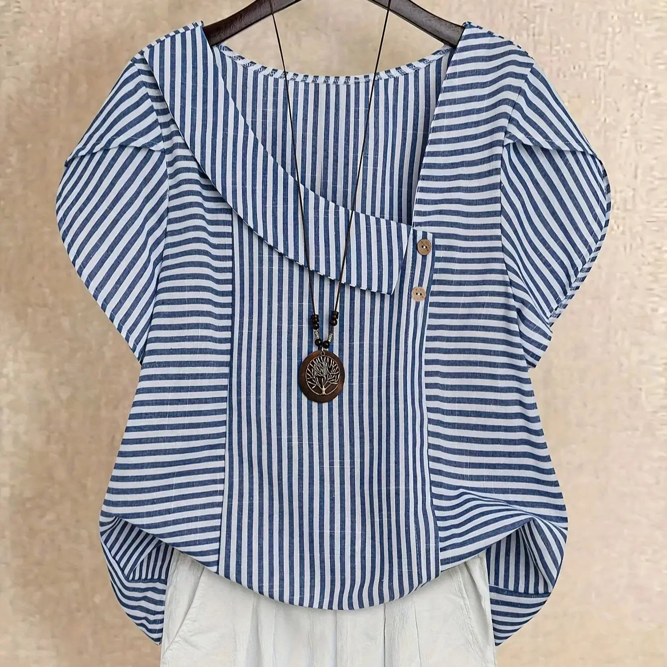 Iria | Blusa de Rayas Azul con Escote Asimétrico y Botones Decorativos