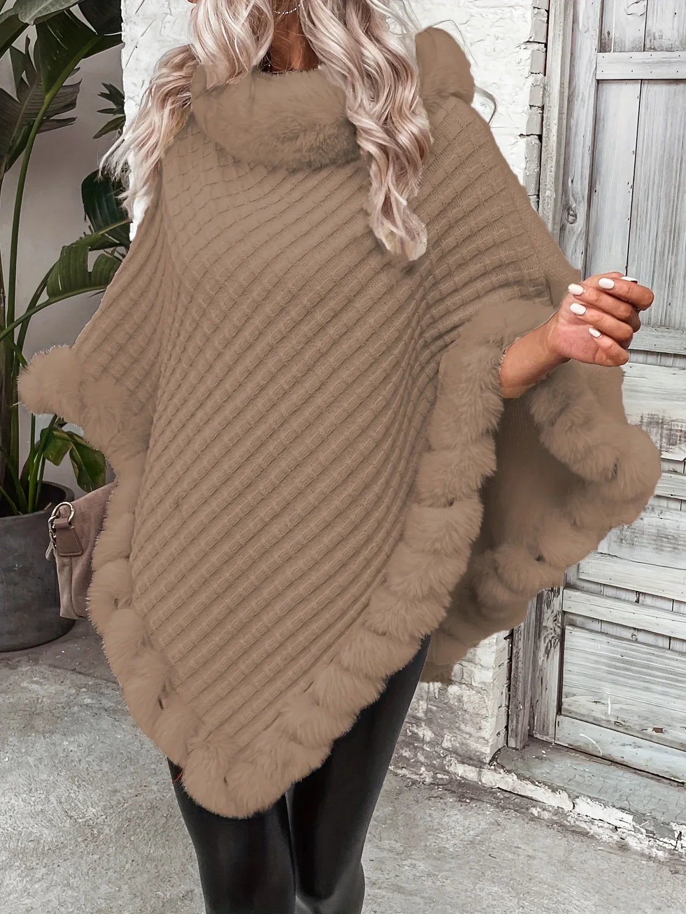 Zahara | Poncho de punto con ribete de piel sintética - Inés Atelier