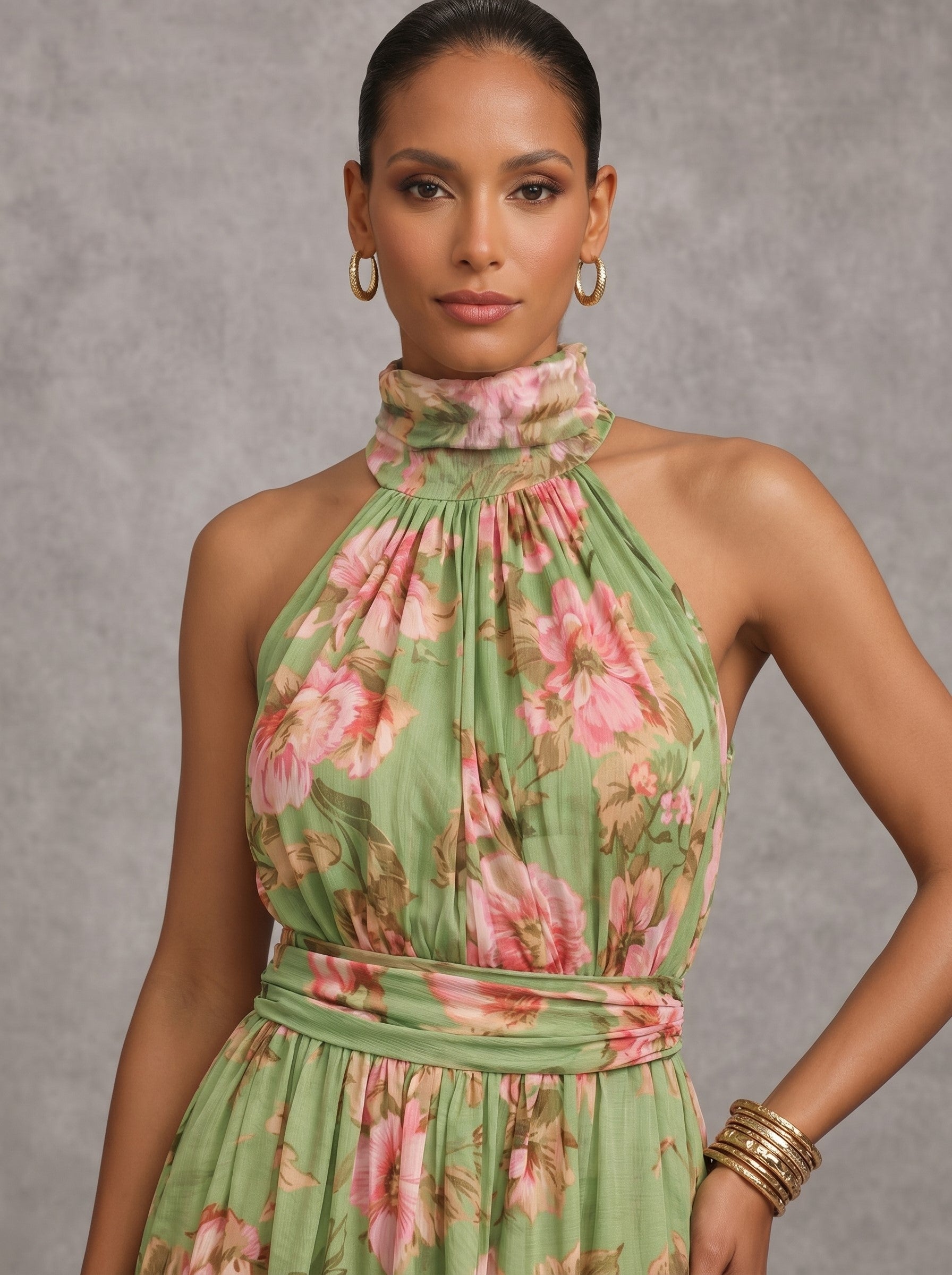 Flor | Vestido largo verde con estampado floral de gasa y cuello halter